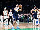 Jamal Murray z Denver Nuggets bhem trestného hodu v utkání s Boston Celtics.
