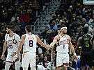 Devin Booker z Phoenix Suns (uprosted) pijímá gratulaci od spoluhráe...