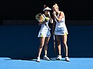 Kateina Siniaková a Storm Hunterová se radí bhem tvrtfinále tyhry na...