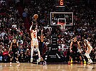 Dejounte Murray z Atlanta Hawks stílí v zápase s Miami Heat.