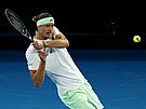 Nmecký tenista Alexander Zverev odehrává bekhend ve tvrtfinále Australian...