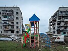 Pohled na dtské hit poblí obytných budov zniených bhem rusko-ukrajinské...