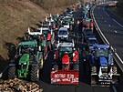 Uzamkli dálnice. Farmái blokují svými traktory dálnici A16 severn od Paíe,...