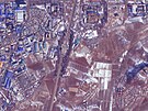 Na satelitním snímku je vidt zniený Oblouk sjednocení v Pchjongjangu. (23....