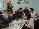Lidé v Novosibirsku podepisují kandidaturu politika Borise Naddina na ruského...