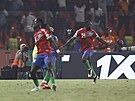 Muhammed Sanneh slaví gól, který byl posléze odvolán po intervenci...