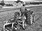 Prvorepublikový traktor Praga pi práci