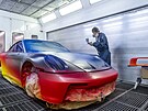 Jan Kaláb pi práci na jedineném Porschi 911 GT3 Touring v umleckém projektu...
