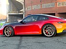 Dravec v barv ohn. Porsche GT3 Touring v pojetí výtvarníka Kalába