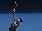 eská tenistka Linda Nosková podává v osmifinále Australian Open.