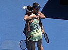 eská tenistka Linda Nosková (elem) objímá Ukrajinku Elinu Svitolinovou, která...