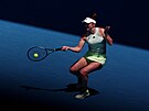 Ukrajinka Elina Svitolinová hraje forhend v osmifinále Australian Open.