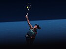 Linda Nosková podává v osmifinále Australian Open.