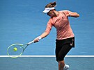 Barbora Krejíková hraje forhend v osmifinále Australian Open.