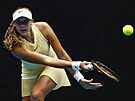 Ruska Mirra Andrejevová hraje forhend v osmifinále Australian Open.