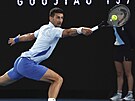 Srb Novak Djokovi se natahuje po míi v osmifinále Australian Open.