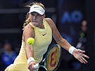 Ruska Mirra Andrejevová se soustedí na úder v osmifinále Australian Open.