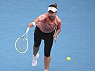 Barbora Krejíková podává v osmifinále Australian Open.