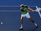 Ruský tenista Daniil Medvedv v akci v osmifinále Australian Open