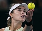 Ruska Anna Kalinská podává ve tvrtfinále Australian Open.
