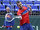 Adam Pavlásek hraje forhend na tréninku ped kvalifikací Davis Cupu s Izraelem,...