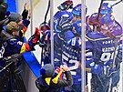 Hokejisté eských Budjovic se radují po vsteleném gólu do sít Pardubic.