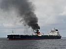 Kou stoupá z tankeru Marlin Luanda poté, co plavidlo zasáhla húsíjská...