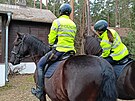 Policisté na koních kontrolovali chaty.