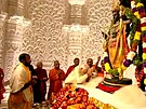 Indický premiér Naréndra Módí pi slavnostním otevení velkého hinduistického...