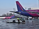 Odstaven letadla spolenosti Wizz Air na monovskm letiti u Ostravy. Stroje...