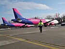Odstaven letadla spolenosti Wizz Air na monovskm letiti u Ostravy. Stroje...