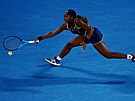 Amerianka Coco Gauffová se natahuje po balonku v semifinále Australian Open.