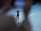 Amerianka Coco Gauffová servíruje v semifinále Australian Open.