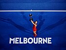 Bloruska Aryna Sabalenková pózuje s trofejí pro vítzku Australian Open.