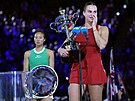 Vítzka Australian Open Bloruska Aryna Sabalenková hovoí bhem slavnostního...
