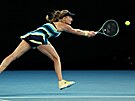 Ukrajinka Dajana Jastremská se natahuje po balonku bhem semifinále Australian...
