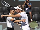 Tenistky Elise Mertensová a Sie u-wej se radují z triumfu ve finále tyhry na...