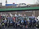 Francouztí zemdlci na protest zablokovali hlavní silniní tahy na Paí....