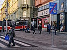 P znu mezi chodnkem u obchodnho domu Letmo a tramvajovou zastvkou v...