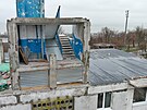 V nkterých ástech Mariupolu se staví nové domy. (13. prosince 2023)