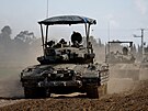 Armádní vozidla projídjí u hranice mezi Izraelem a Gazou. (24. ledna 2024)