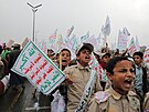 Píznivci Húsí se v jemenském Saná úastní shromádní na podporu Palestinc v...