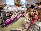 Radn� David Beke p�edal ply�ov� medv�dy i makety v�no�n�ho trolejbusu d�tem v...