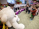 Radn� David Beke p�edal ply�ov� medv�dy i makety v�no�n�ho trolejbusu d�tem v...