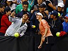 Barbora Krejíková se fotí s fanouky po vítzství v osmifinále Australian Open.
