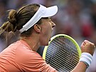 Barbora Krejíková slaví vítzství v osmifinále Australian Open.