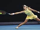 Mirra Andrejevová se natahuje pro míek v osmifinále Australian Open.