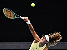 Mirra Andrejevová podává v osmifinále Australian Open.