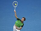 Daniil Medvedv podává ve finále Australian Open.