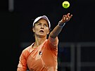 Barbora Krejíková nahazuje na podání v osmifinále Australian Open.